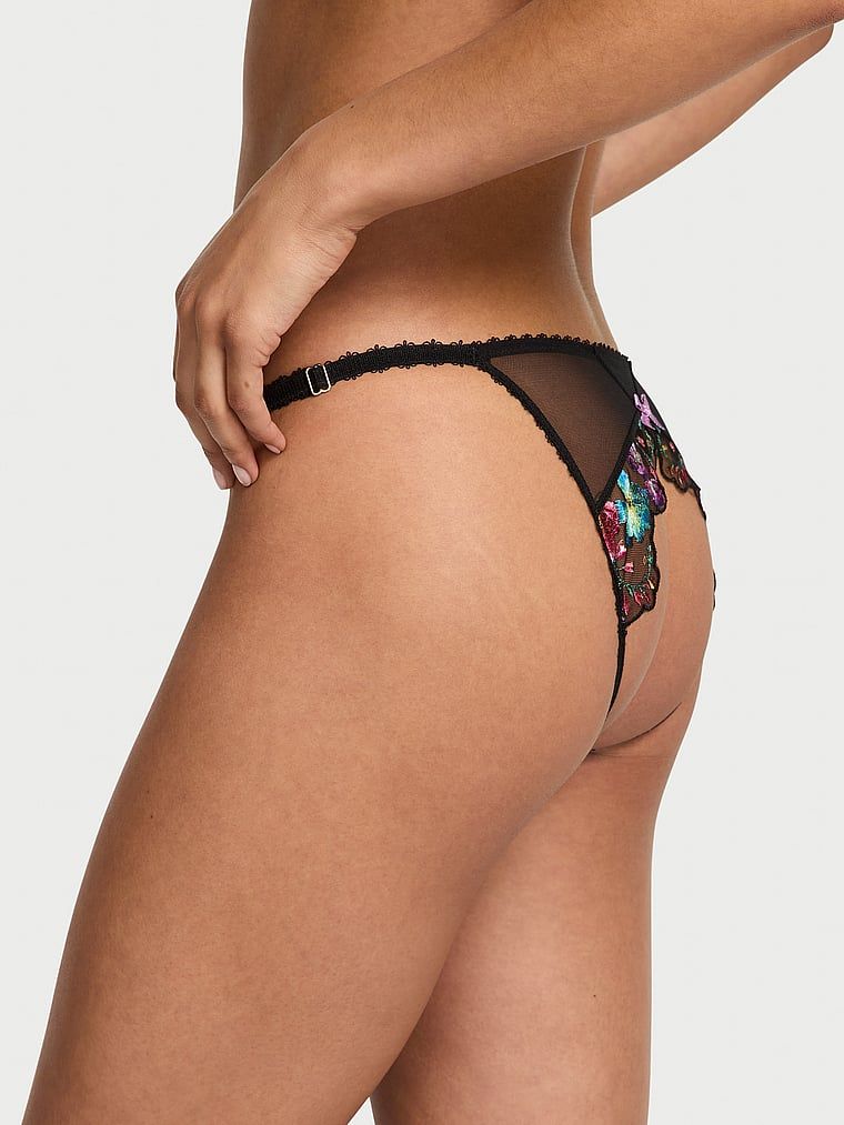 Majtki bez kroku Dark Blossom Embroidery. Produkt jest wzorzysty i pochodzi z kolekcji Very Sexy. 