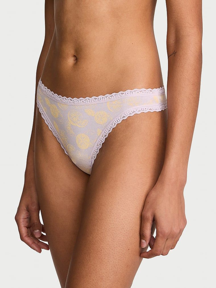 Stringi bawełniane z koronką na krawędziach Lace-Waist. Produkt jest wzorzysty i pochodzi z kolekcji Lace Trim. 