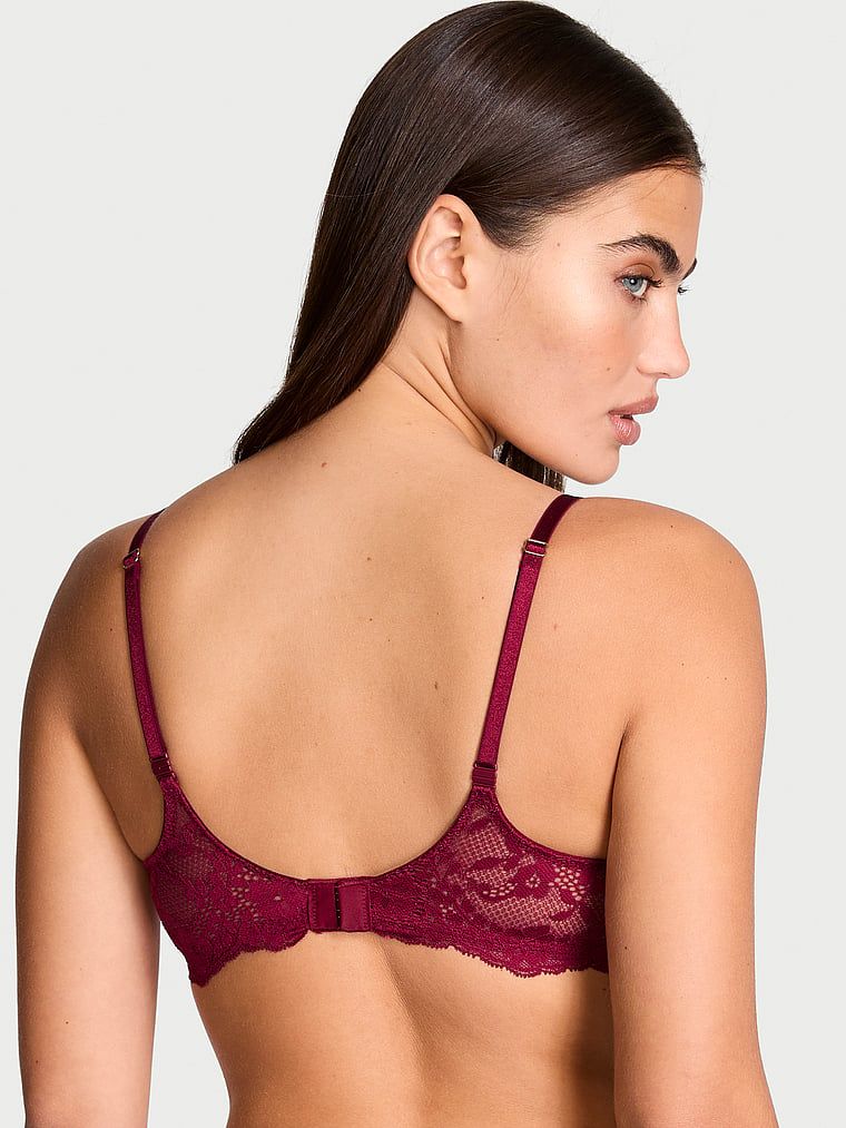 Modelka prezentuje biustonosz push-up Dream Angels. Produkt ma kolor czerwony i pochodzi z kolekcji Dream Angels.