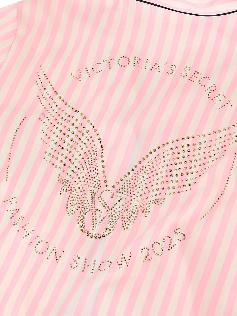 Satynowa piżama z długimi rękawami VSFS 2025. Produkt jest wzorzysty i pochodzi z kolekcji Victoria's Secret. 