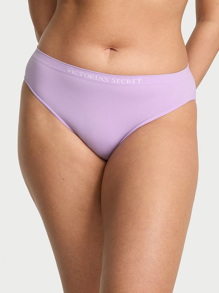 Majtki bezszwowe Seamless Bikini. Produkt ma kolor purpurowy i pochodzi z kolekcji Seamless. 