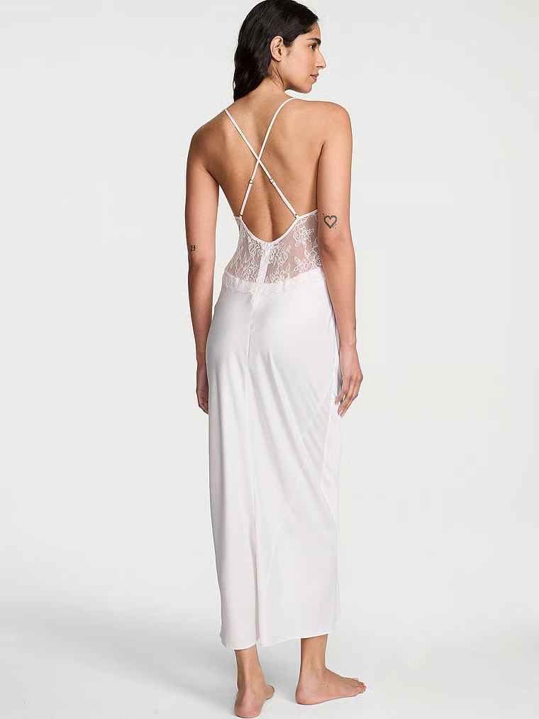 Koszula nocna satynowa sukienka maxi Rose Lace. Produkt ma kolor biały i pochodzi z kolekcji Very Sexy. 