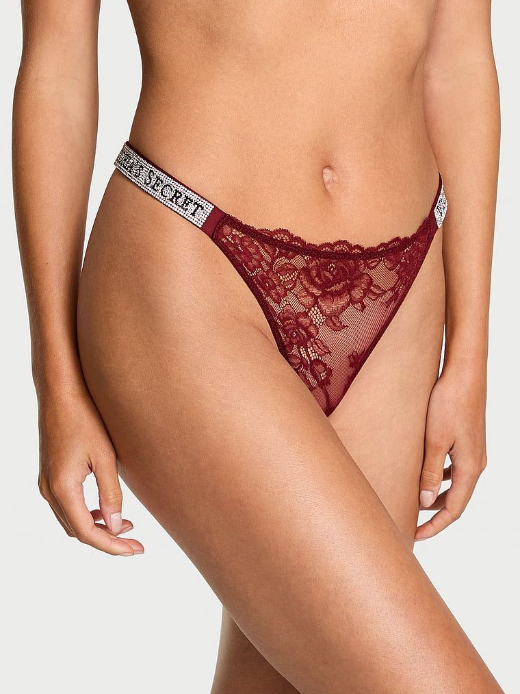 Stringi koronkowe z błyszczącymi paskami Shine Strap Rose Lace. Produkt ma kolor czerwony i pochodzi z kolekcji Very Sexy. 