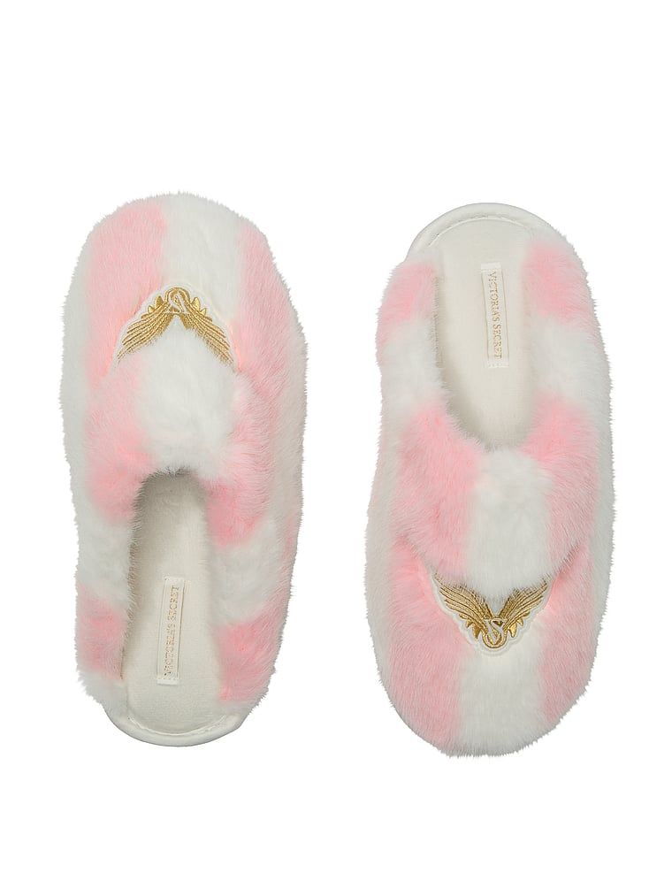 Kapcie ze sztucznego futerka. Produkt jest wzorzysty i pochodzi z kolekcji Victoria's Secret. 