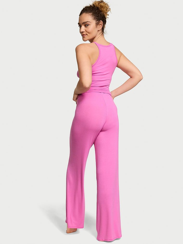 Zestaw do spania z modalu - top na ramiączkach i długie spodnie. Produkt ma kolor różowy i pochodzi z kolekcji Victoria's Secret. 