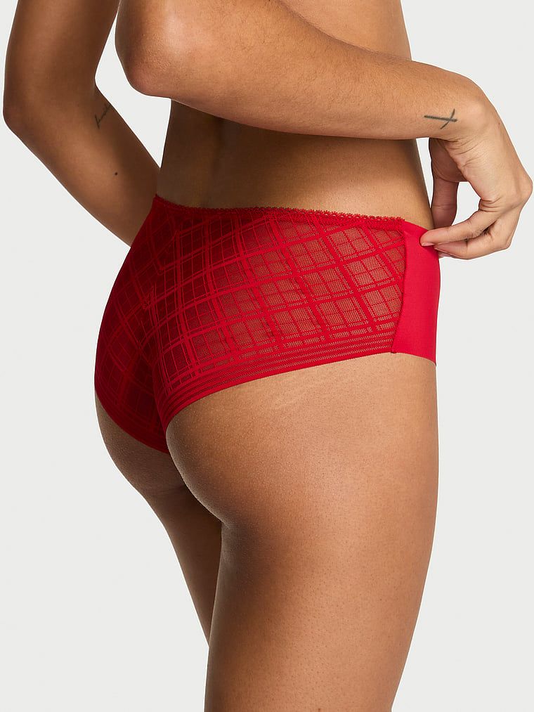 Majtki z siateczką w kratkę z tyłu No-Show Plaid Mesh Cheeky. Produkt ma kolor czerwony i pochodzi z kolekcji No-Show. 