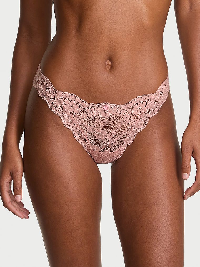 Stringi koronkowe Lace. Produkt ma kolor różowy i pochodzi z kolekcji Body by Victoria. 
