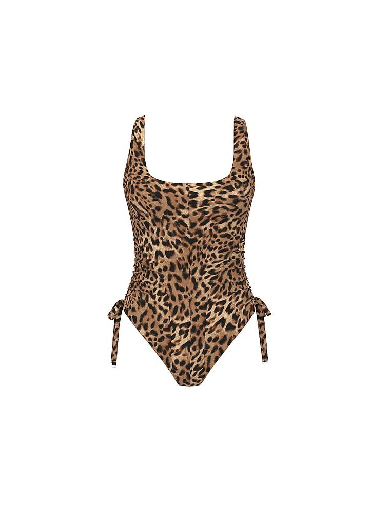 Strój kąpielowy jednoczęściowy Essential Itsy. Produkt jest wzorzysty i pochodzi z kolekcji Victoria's Secret Swim. 