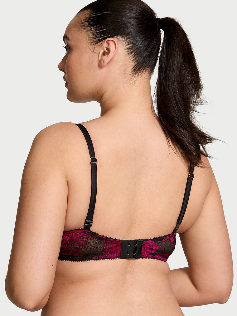 Modelka prezentuje biustonosz push-up koronkowy Rose Lace. Produkt posiada kwiatowy wzór i pochodzi z kolekcji Very Sexy.