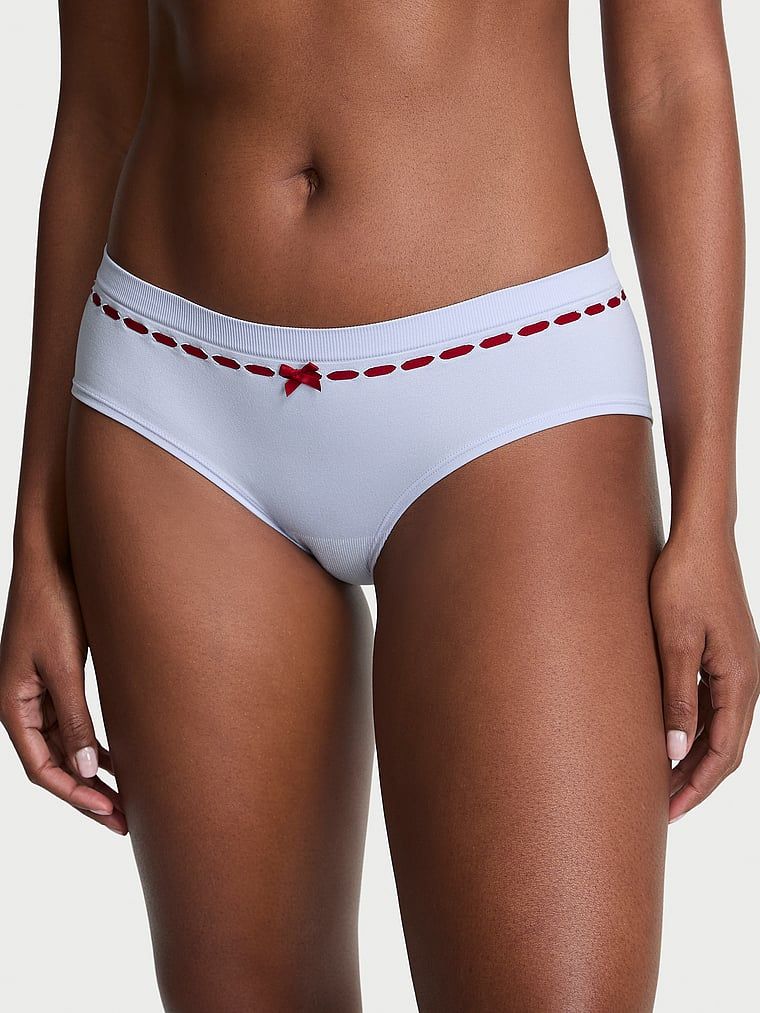 Majtki z wstążeczką Seamless Ribbon Slot Hiphugger. Produkt ma kolor fioletowy i pochodzi z kolekcji Seamless. 