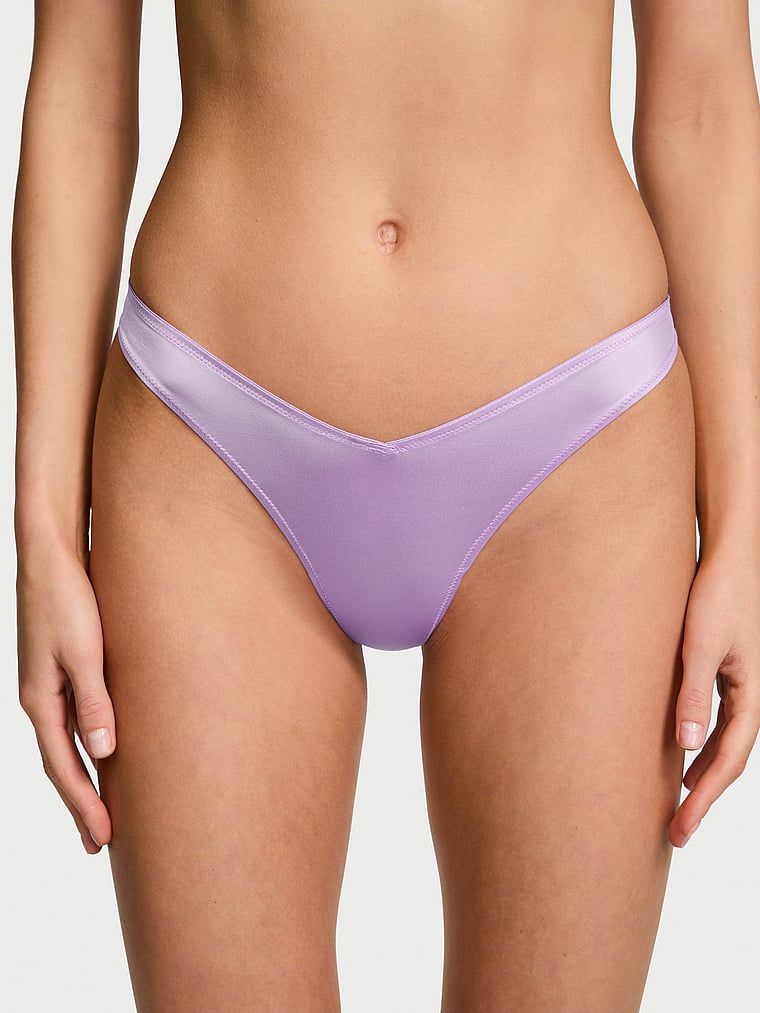 Stringi z paseczkami z tyłu i wysoko wyciętymi nogawkami Strappy-Back High-Leg. Produkt ma kolor purpurowy i pochodzi z kolekcji Very Sexy. 