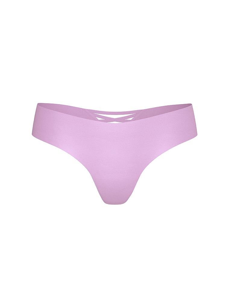 Stringi bezszwowe z paseczkami z tyłu No-Show Strappy. Produkt ma kolor purpurowy i pochodzi z kolekcji No-Show. 