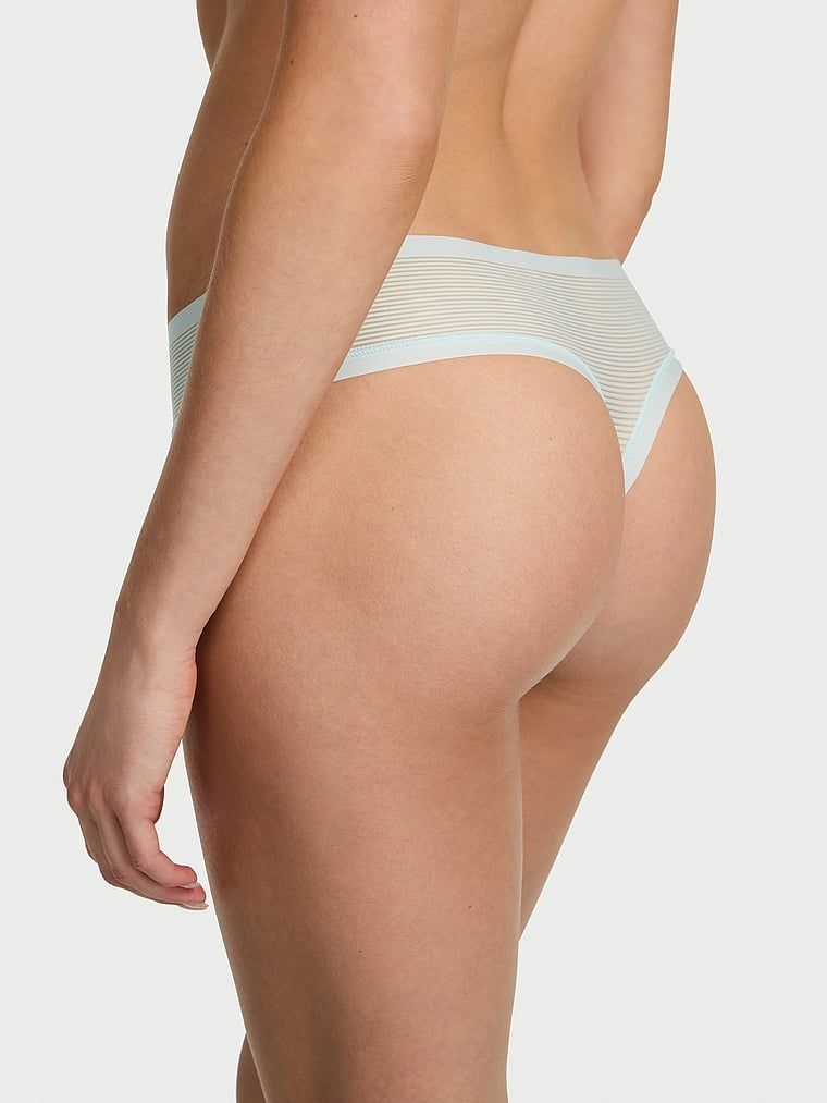 Stringi w siateczkowe paski No-Show Stripe Mesh. Produkt ma kolor niebieski i pochodzi z kolekcji No-Show. 