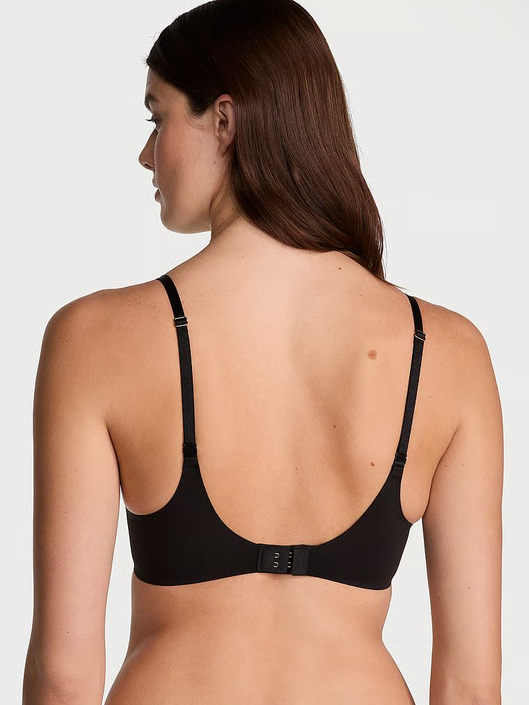 Modelka prezentuje biustonosz push-up Smooth. Produkt ma kolor czarny i pochodzi z kolekcji Dream Angels.