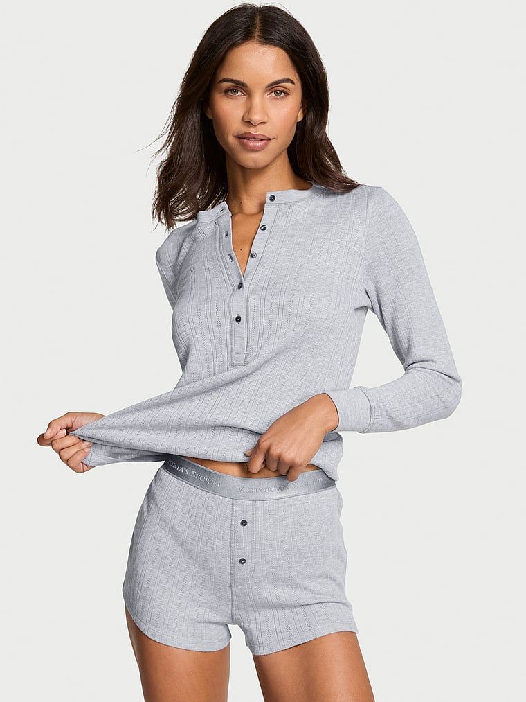 Piżama z długim rękawem i szortami Cozy Pointelle. Produkt ma kolor szary i pochodzi z kolekcji Victoria's Secret. 