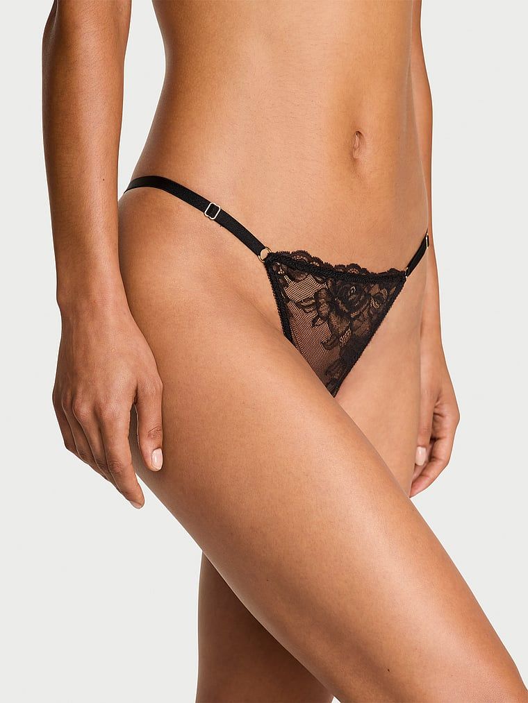 Stringi koronkowe z regulowanymi paskami Rose Lace V-String. Produkt ma kolor czarny i pochodzi z kolekcji Body by Victoria. 