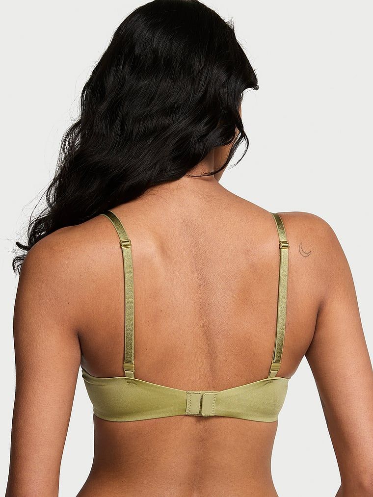 Modelka prezentuje biustonosz lekko usztywniany Smooth Demi. Produkt ma kolor zielony i pochodzi z kolekcji Very Sexy.