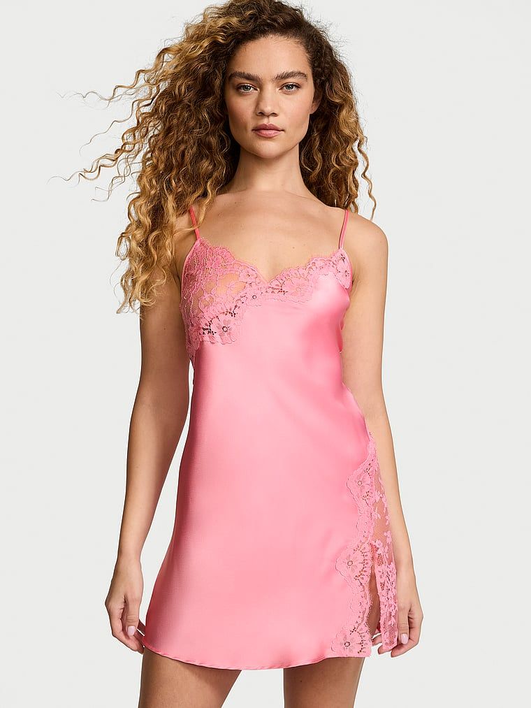 Koszulka nocna satynowa z koronką Lace-Trim Asymmetric. Produkt ma kolor różowy i pochodzi z kolekcji Victoria's Secret. 
