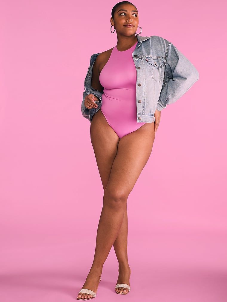 Body na grubszych ramiączkach FeatherSoft. Produkt ma kolor różowy i pochodzi z kolekcji Victoria's Secret. 