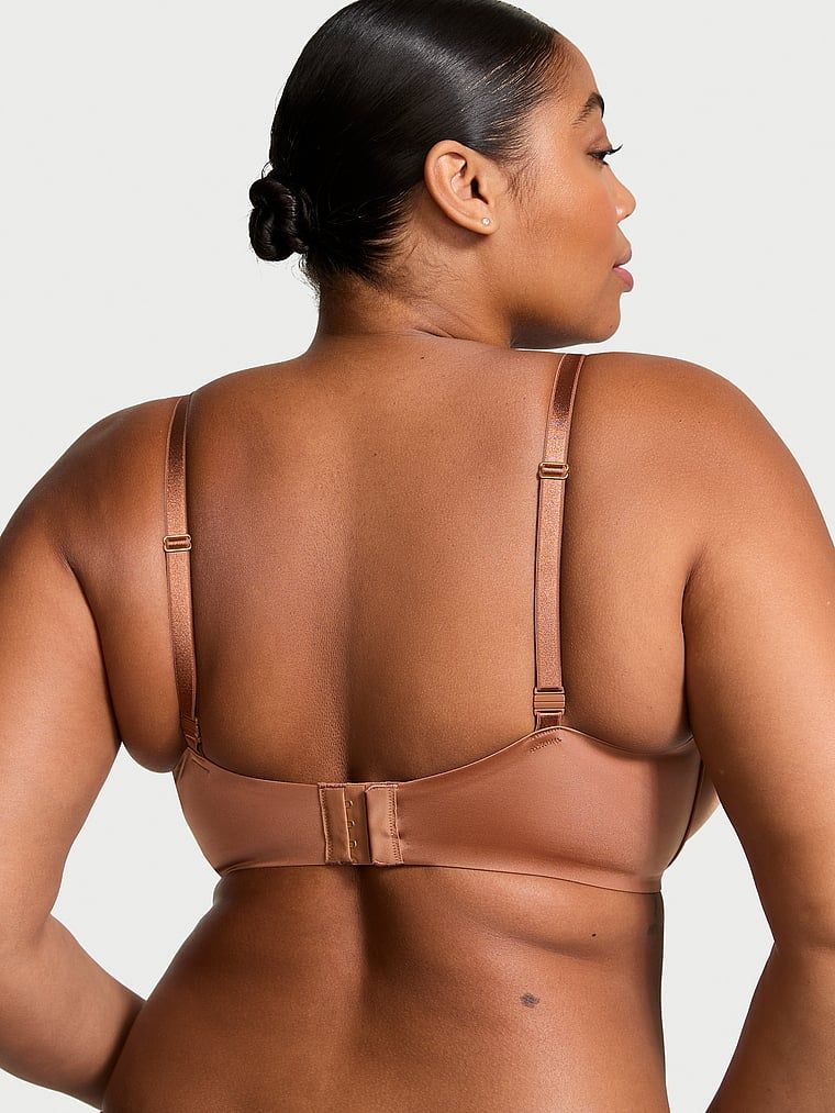 Modelka prezentuje biustonosz push-up powiększający o 2 rozmiary Bombshell. Produkt ma kolor brązowy i pochodzi z kolekcji Very Sexy.