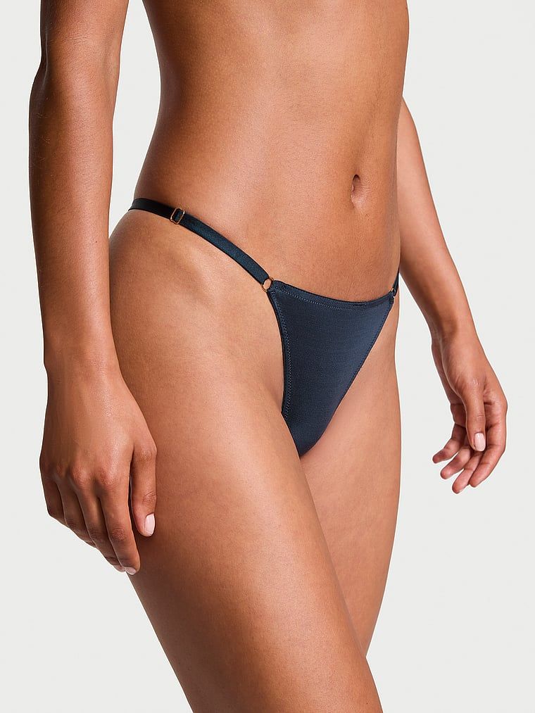 Stringi z regulowanymi paseczkami Hardware. Produkt ma kolor niebieski i pochodzi z kolekcji Very Sexy. 