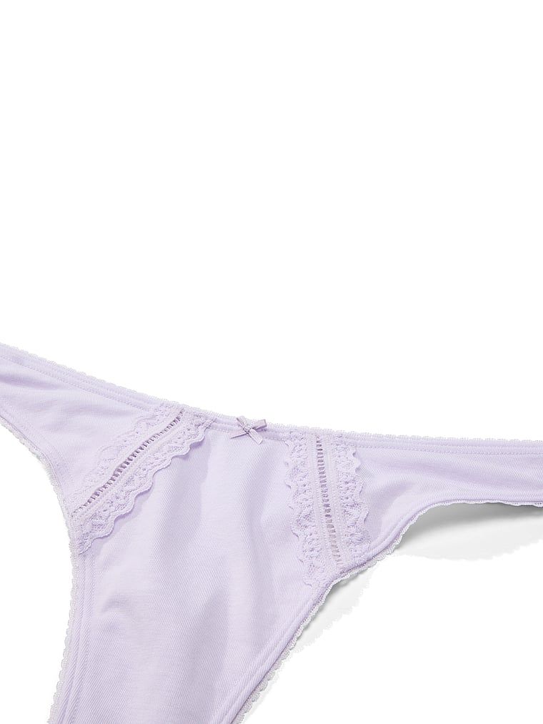 Stringi bawełniane ze wstawkami Lace-Trim. Produkt ma kolor fioletowy i pochodzi z kolekcji Victoria's Secret. 