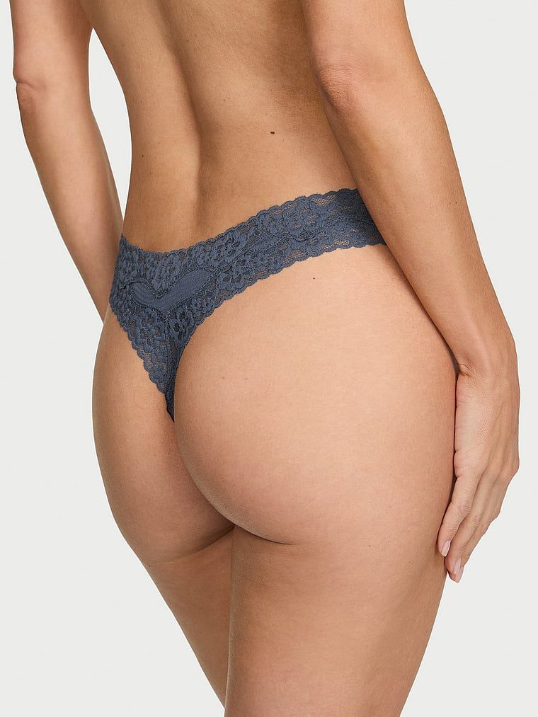 Stringi bawełniane w paseczki z koronką na krawędziach. Produkt ma kolor niebieski i pochodzi z kolekcji Lace Trim. 
