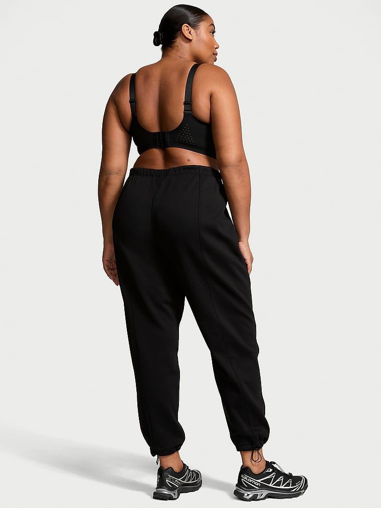 Spodnie dresowe VSX Movement Slim. Produkt ma kolor czarny i pochodzi z kolekcji VSX. 
