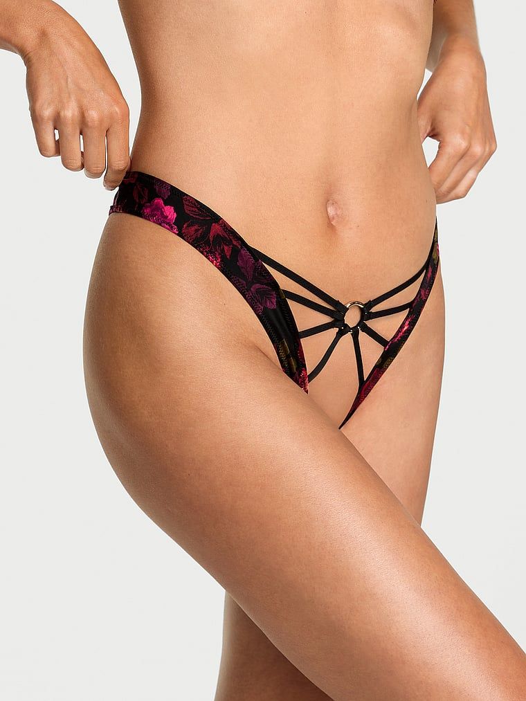 Stringi bez kroku Ring Hardware. Produkt ma wzór kwiatowy i pochodzi z kolekcji Very Sexy. 