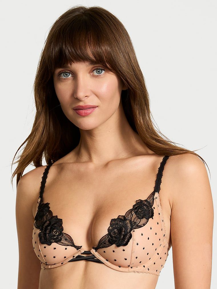 Modelka prezentuje biustonosz nieusztywniany Sheer Rose Demi. Produkt jest wzorzysty i pochodzi z kolekcji Very Sexy.