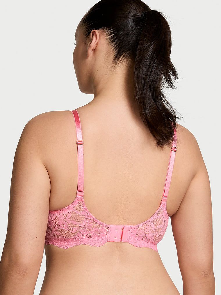 Modelka prezentuje biustonosz push-up Smooth and Lace. Produkt ma kolor różowy i pochodzi z kolekcji Dream Angels.