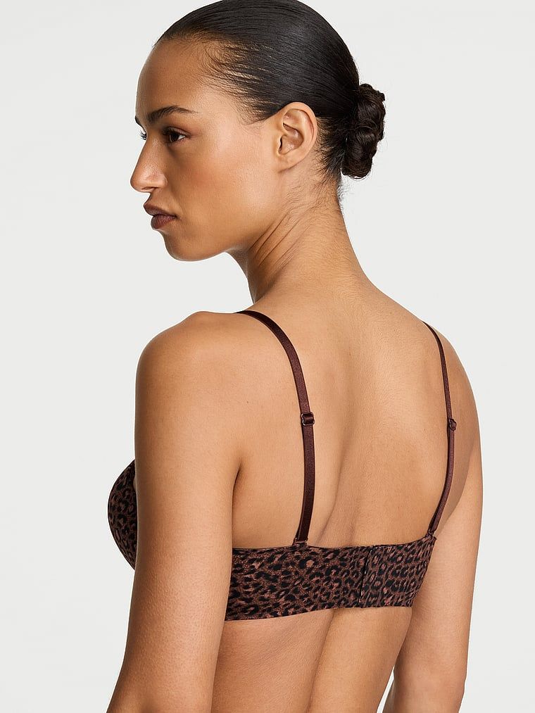 Biustonosz push-up bez ramiączek powiększający o 2 rozmiary Bombshell. Produkt jest wzorzysty i pochodzi z kolekcji Victoria's Secret Bare. 