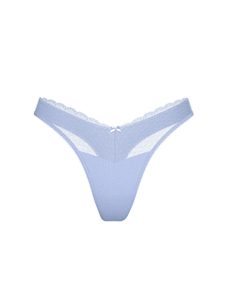 Stringi z wysoko wyciętymi nogawkami Lace Pointelle. Produkt ma kolor purpurowy i pochodzi z kolekcji Victoria's Secret. 