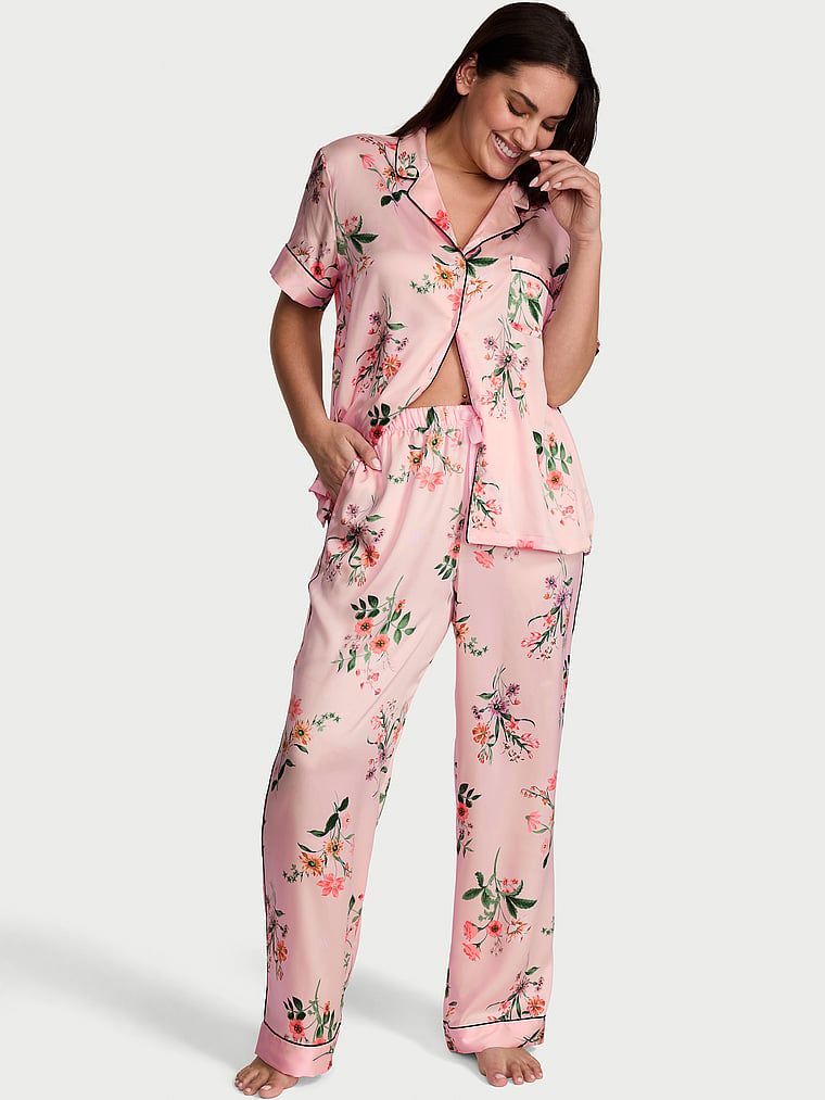 Piżama satynowa błyszcząca z krótkimi rękawami i długimi spodniami Glazed Satin. Produkt ma wzór kwiatowy i pochodzi z kolekcji Victoria's Secret. 