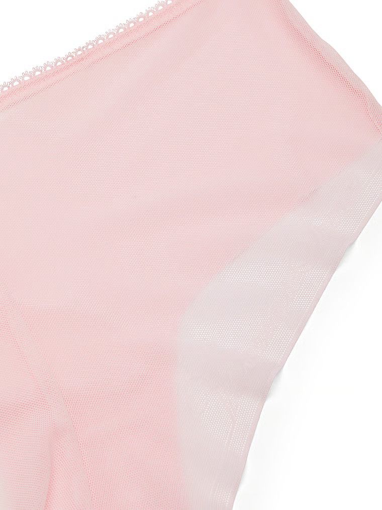 Majtki bezszwowe z siateczką z tyłu No-Show Sheer Logo Cheeky. Produkt ma kolor różowy i pochodzi z kolekcji Body by Victoria. 