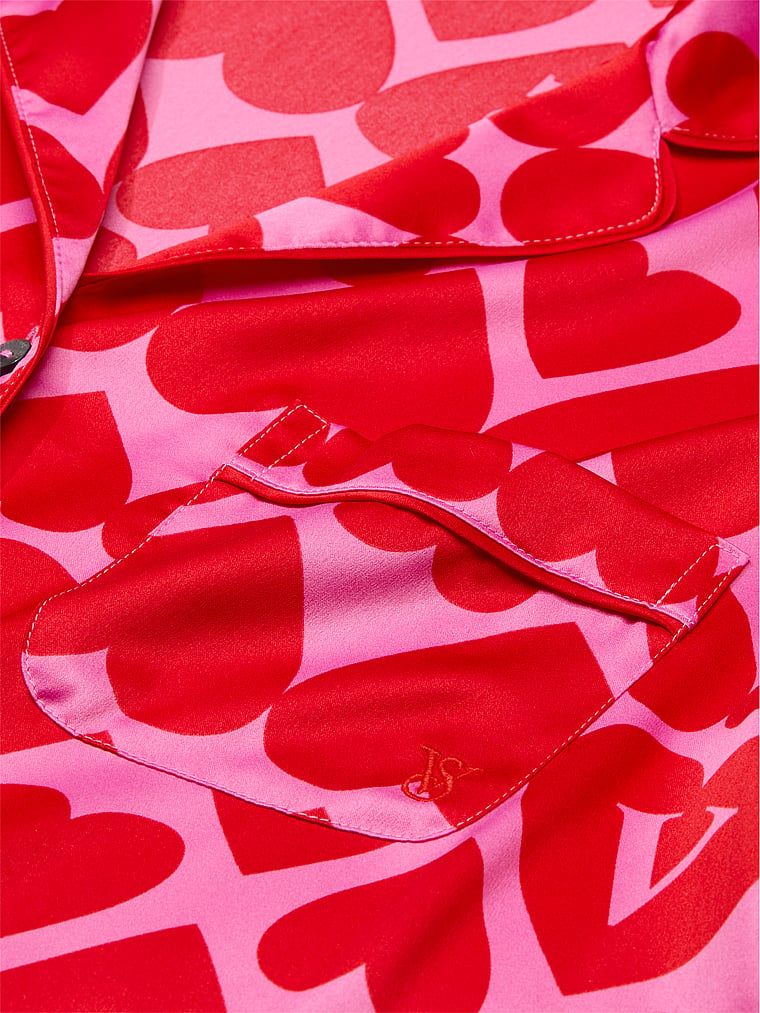 Satynowa piżama z długim rękawem. Produkt ma kolor wzorzysty i pochodzi z kolekcji Victoria's Secret. 