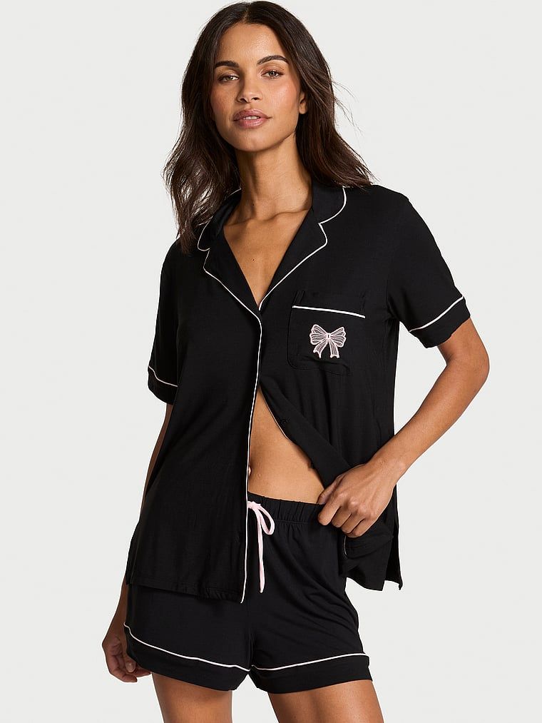 Piżama z modalu z szortami Bow. Produkt ma kolor czarny i pochodzi z kolekcji Victoria's Secret. 