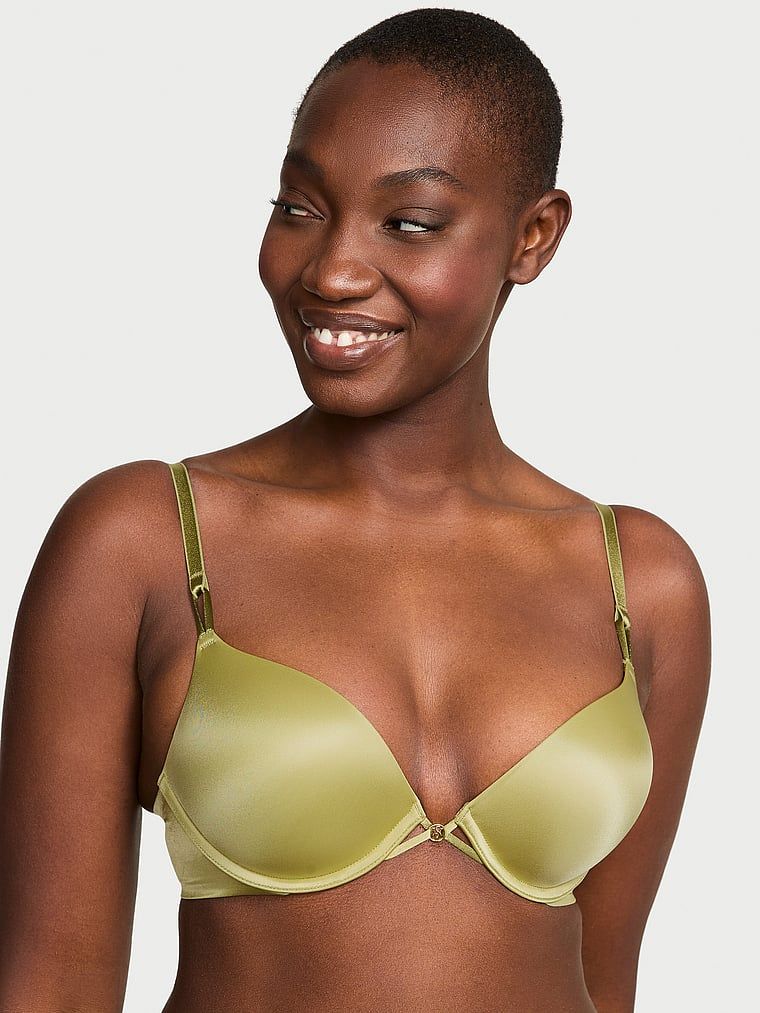 Modelka prezentuje biustonosz push-up powiększający o 2 rozmiary Bombshell. Produkt ma kolor zielony i pochodzi z kolekcji Very Sexy.