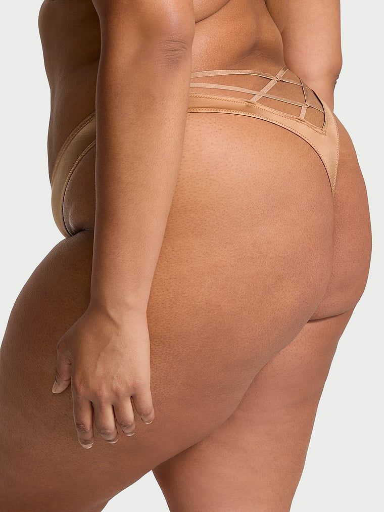 Stringi z paseczkami z tyłu i wysoko wyciętymi nogawkami Strappy-Back High-Leg. Produkt ma kolor beżowy i pochodzi z kolekcji Very Sexy. 
