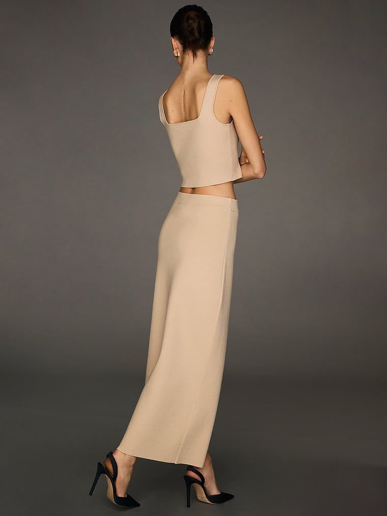 Spódnica maxi zapinana na haftki Atelier X Altuzarra. Produkt ma kolor beżowy i pochodzi z kolekcji Atelier Victoria's Secret x Altuzarra. 