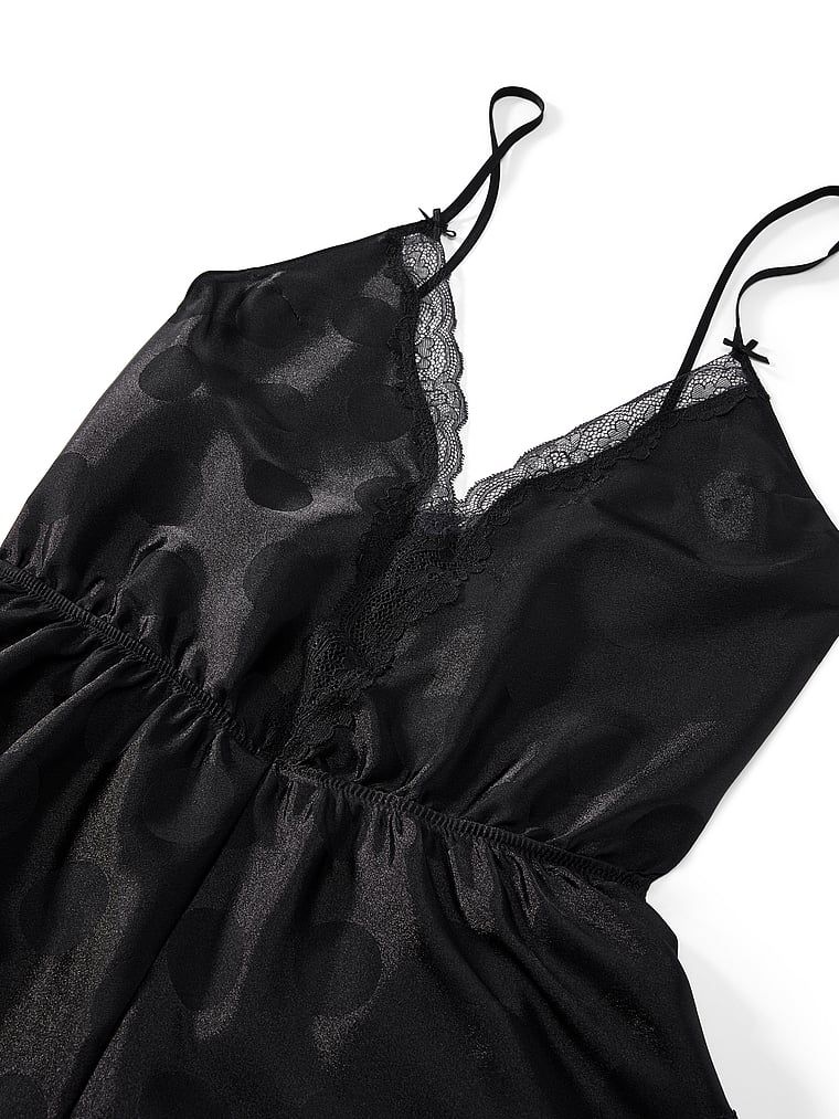 Kombinezon satynowy do spania Tease Dot. Produkt ma kolor czarny i pochodzi z kolekcji Victoria's Secret. 