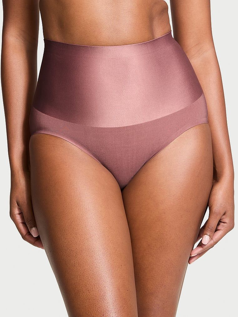 Majtki modelujące z wysokim stanem Smoothing Shimmer Brief. Produkt ma kolor różowy i pochodzi z kolekcji Body by Victoria. 