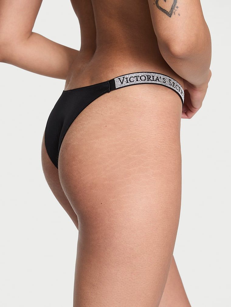Majtki brazyliany z błyszczącymi paskami Shine Strap Brazilian. Produkt ma kolor czarny i pochodzi z kolekcji Very Sexy. 
