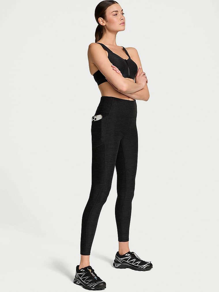 Legginsy z kieszeniami Essential Pocket. Produkt ma kolor czarny i pochodzi z kolekcji VSX. 