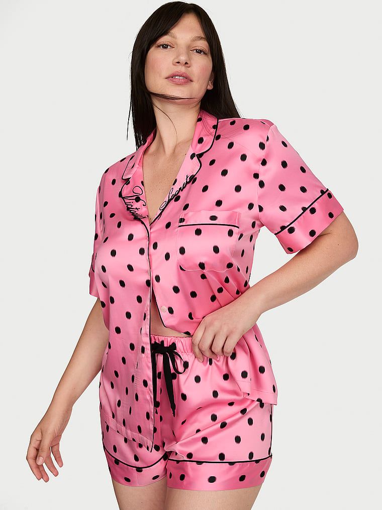 Piżama satynowa z szortami Signature. Produkt ma kolor wzorzysty i pochodzi z kolekcji Victoria's Secret. 