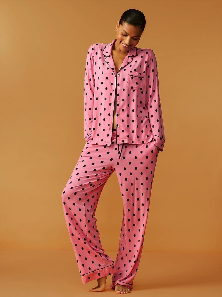 Piżama z modalu SoSoft. Produkt ma kolor wzorzysty i pochodzi z kolekcji Victoria's Secret. 