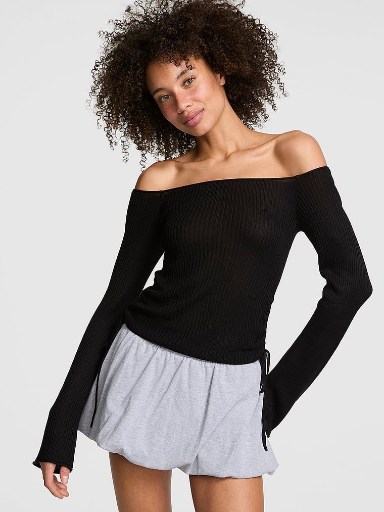 Sweter off-shoulder z marszczeniem po bokach