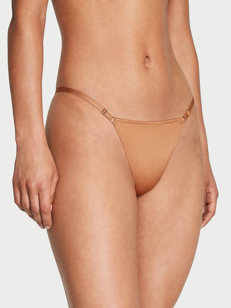 Stringi z regulowanymi paseczkami Hardware. Produkt ma kolor beżowy i pochodzi z kolekcji Very Sexy. 