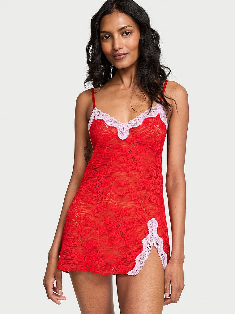 Koszulka nocna koronkowa Tease. Produkt ma kolor czerwony i pochodzi z kolekcji Victoria's Secret. 
