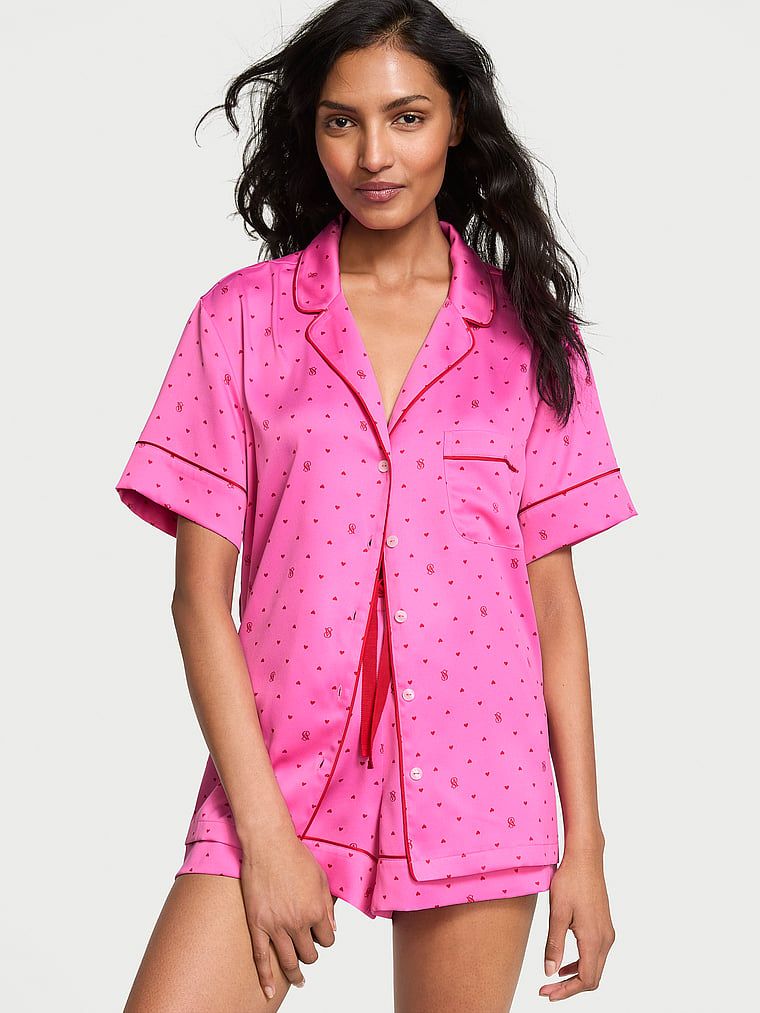 Piżama satynowa błyszcząca z szortami Glazed Satin. Produkt ma kolor wzorzysty i pochodzi z kolekcji Victoria's Secret. 